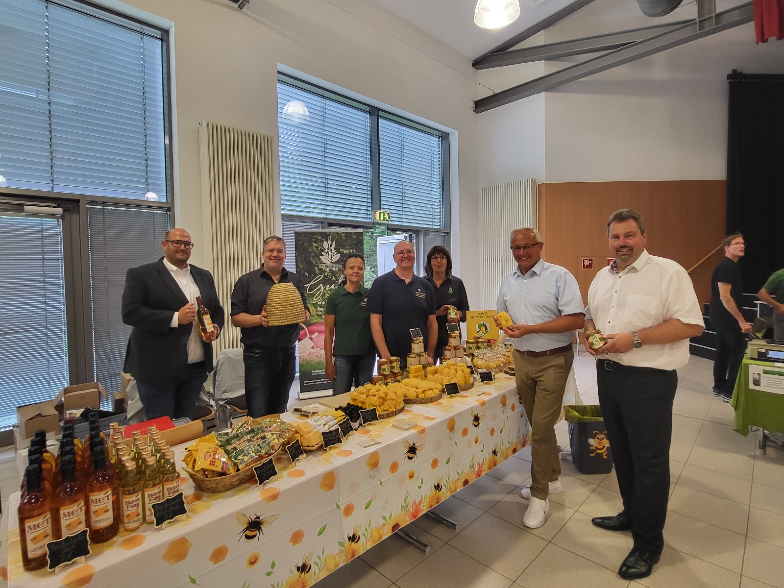 V.l.: Daniel Klein (Beigeordneter Ortsgemeinde Neustadt /Wied), Jrg Hohenadl,
(Projektleiter Naturgenuss), Alexandra und Arne Senck (Honigmanufaktur Senck), Irmgard Schrer (Geschftsfhrerin Naturpark RheinWesterwald), Achim Hallerbach (Landrat Kreis Neuwied), Michael Christ (Brgermeister Verbandsgemeinde Asbach). (Foto: Nadja Siemens)