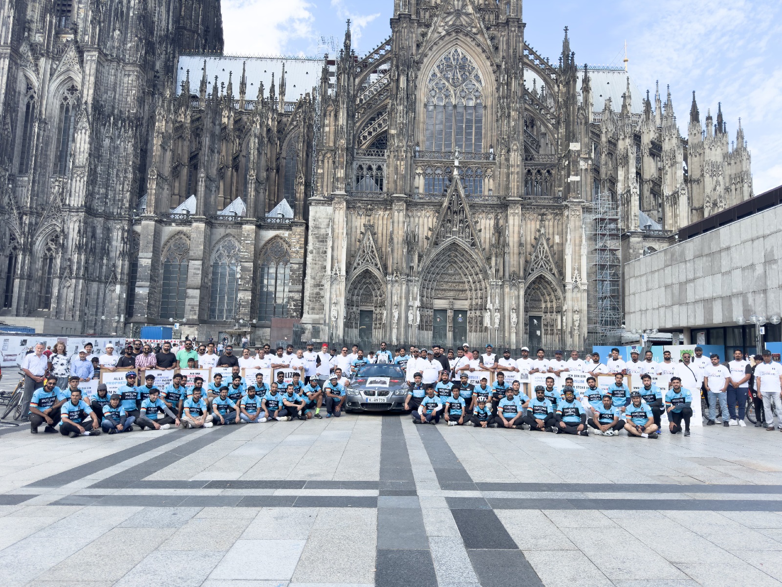 Bewegende muslimische Fahrraddemonstration ehrt verstorbenen Polizeibeamten Rouven Laur