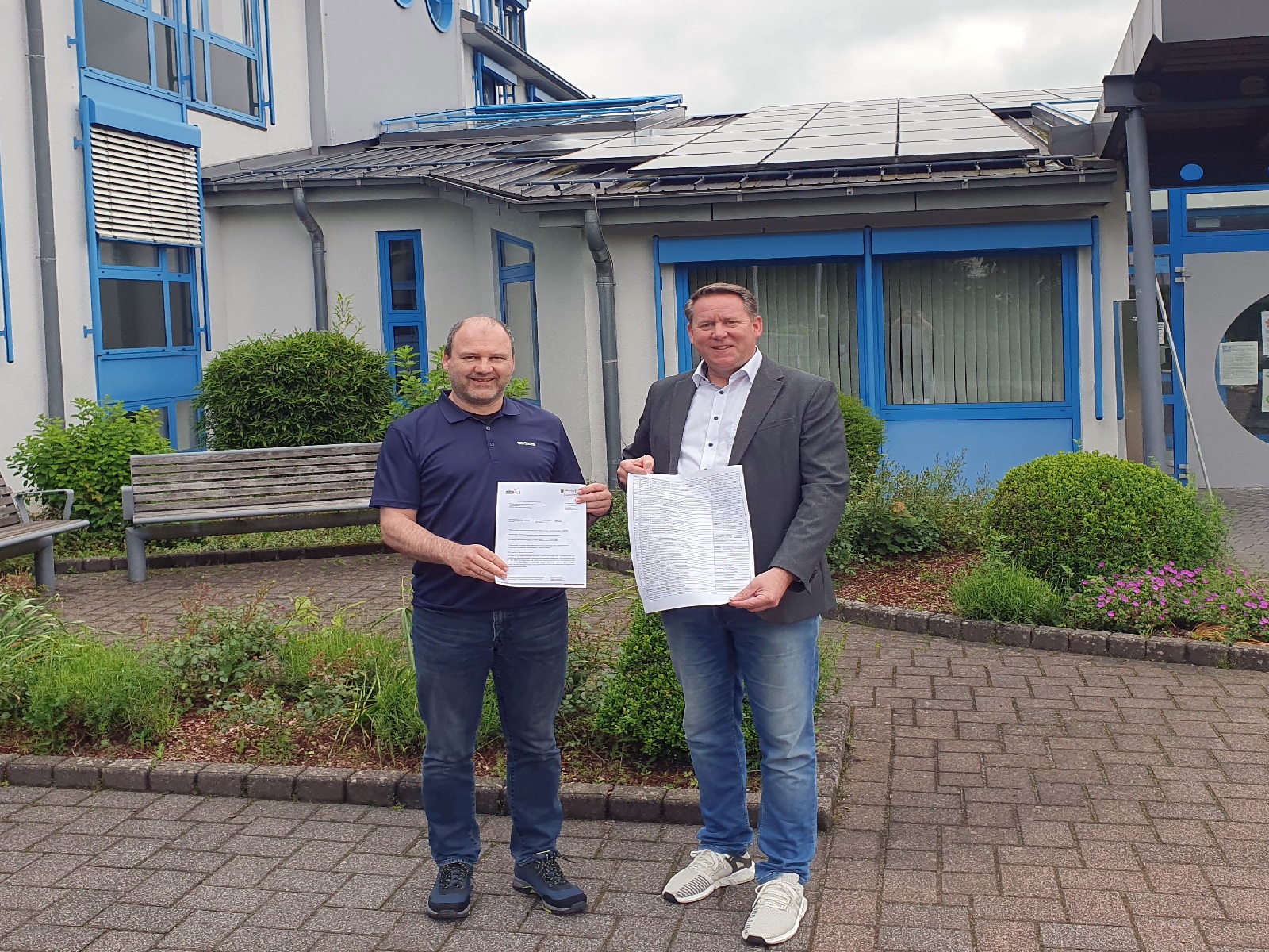 Brgermeister Joachim Brenner (rechts) und Klimaschutzmanager Jens Weid prsentieren den Frderbescheid des Landes und die Liste der geplanten Manahmen. (Foto: Tobias Schmidt)