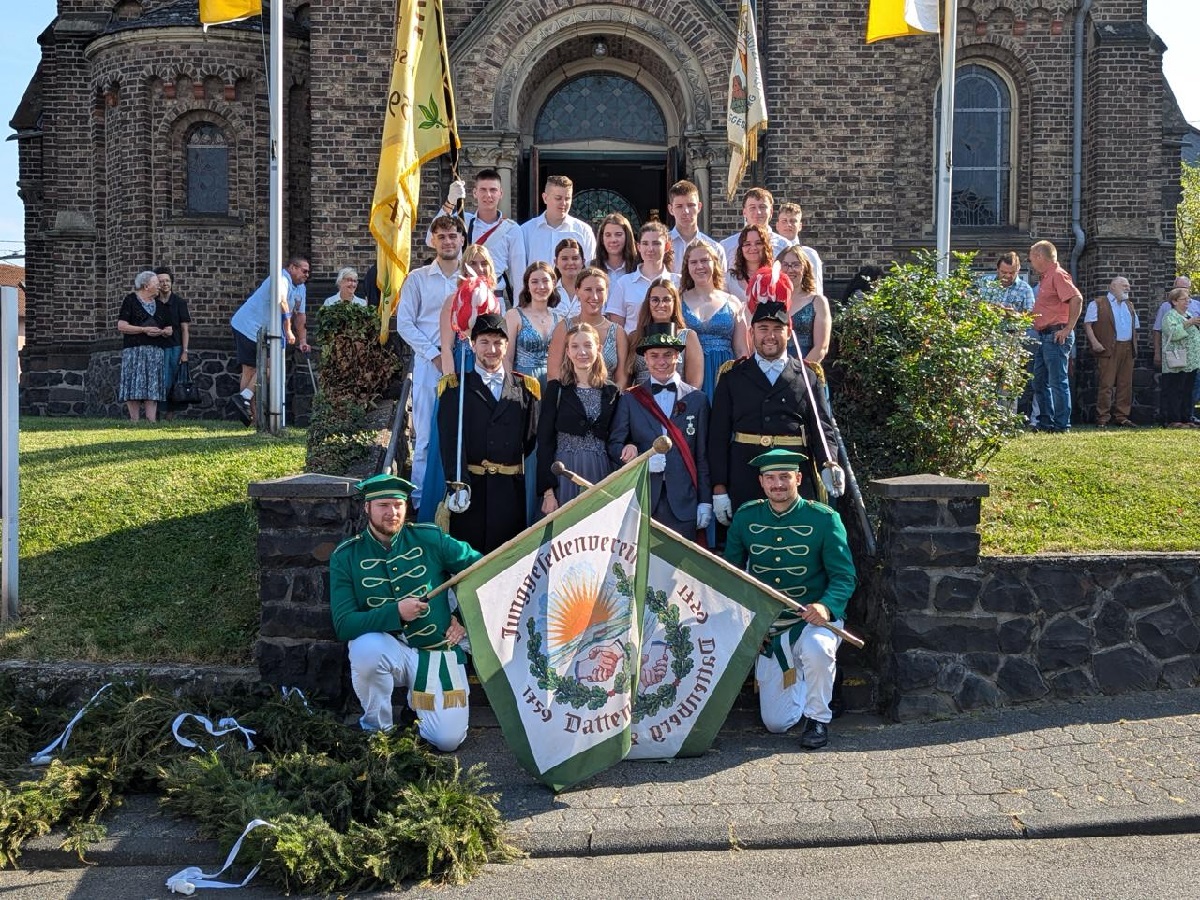 Dattenberg feierte die traditionelle Kirmes mit frhlichem Umzug und kniglichem Flair