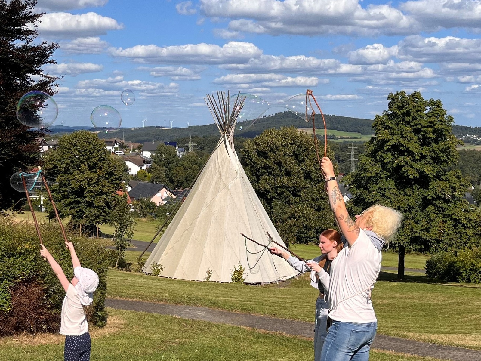 Riesenseifenblasen erfreuten beim Sommerfest Gro und Klein. (Foto: Heidi Perpeet)