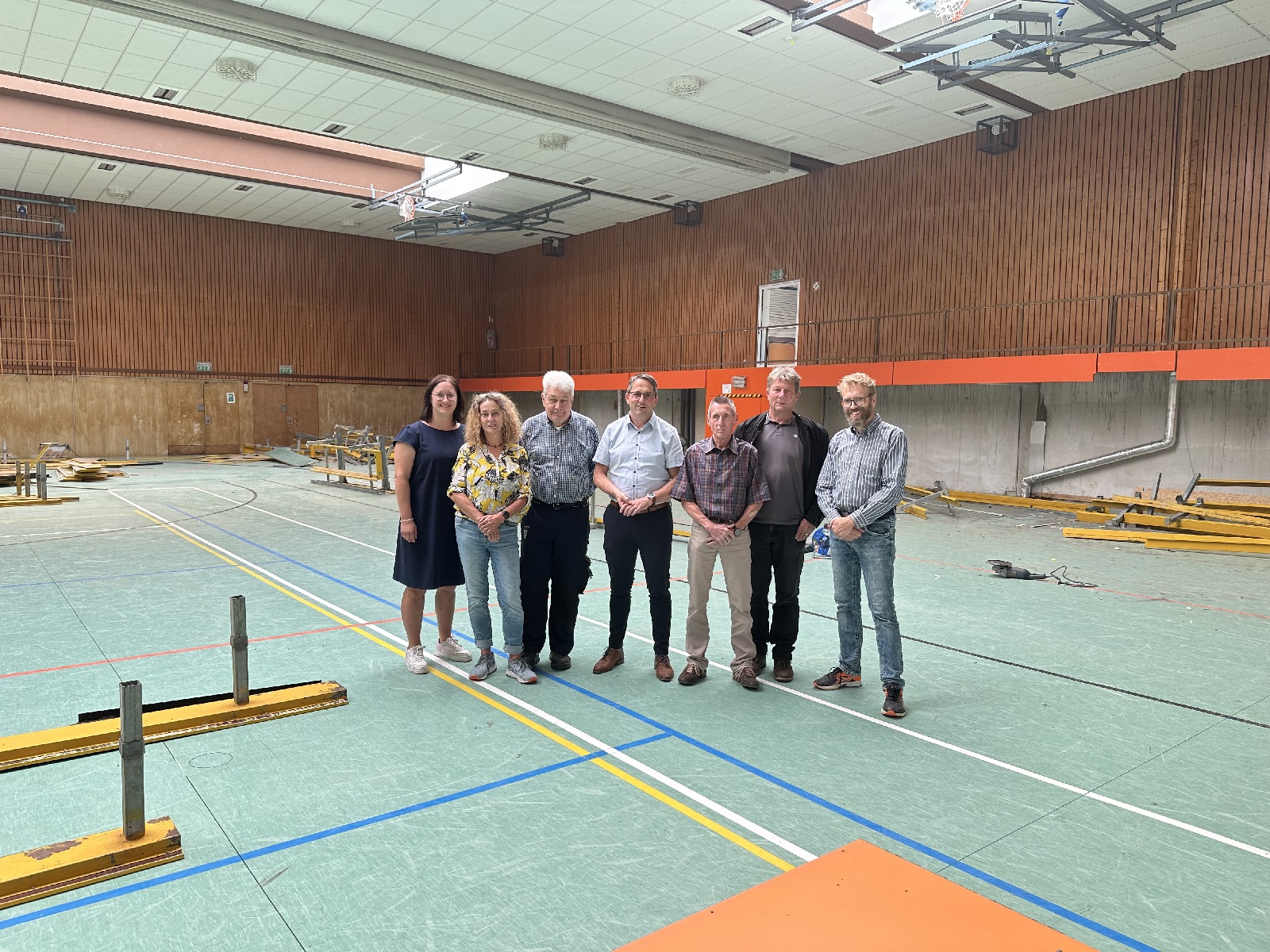 V.l.: Julia Hausmann, (Grundschule Selters), Natascha Delgado (IGS), Klaus Panterott (Hausmeister Grundschule), Oliver Gtsch (Brgermeister VG Selters), Reinhard Schler (Fachbereich Brgerdienste, VG Selters), Jrn Wagner (Fachbereich Bauen, VG Selters), Thomas Dillenburg (Bauleiter). (Quelle: Verbandsgemeinde Selters)