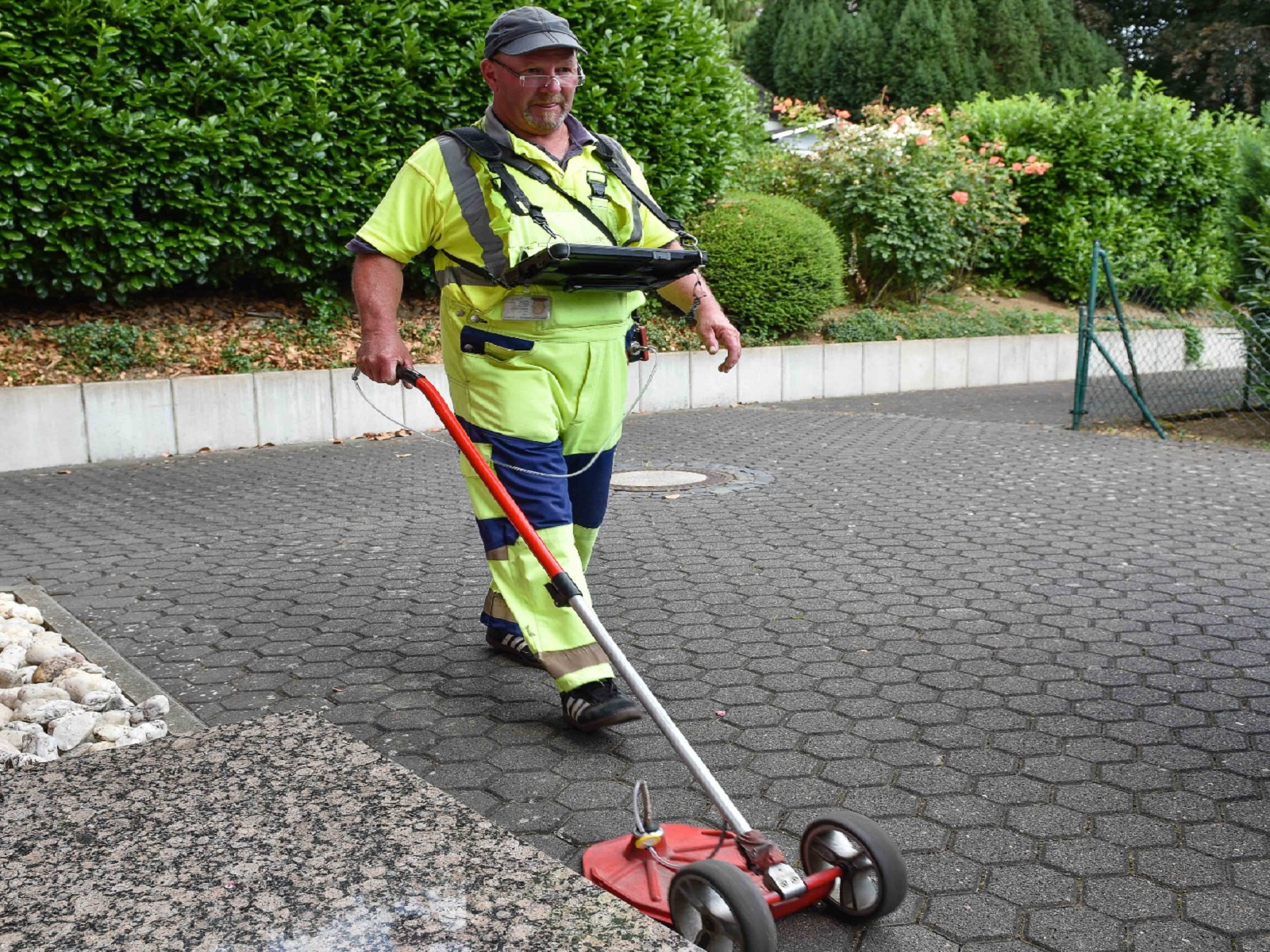 Gaslecksucher Rolf Franke mit seinem "Goliath". (Quelle: Stadtwerke Neuwied GmbH)