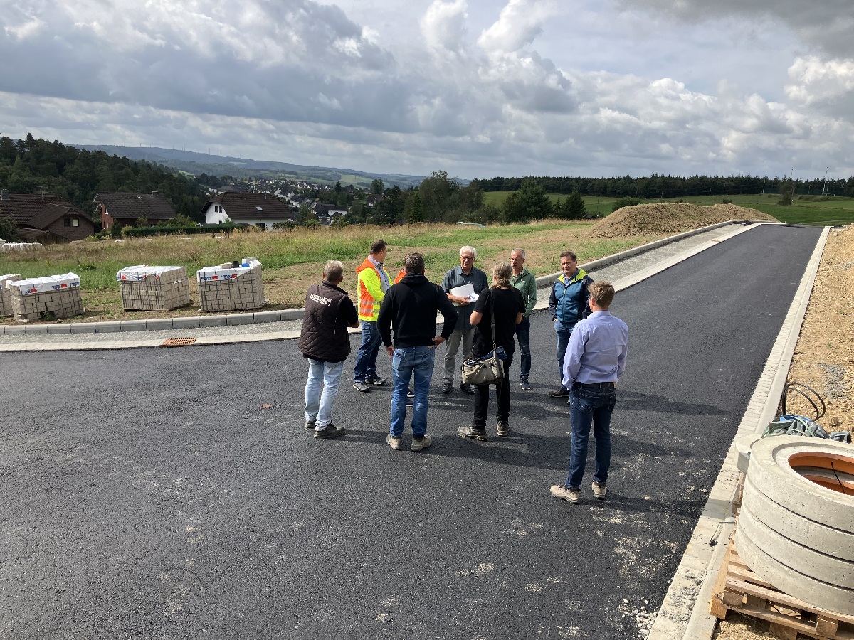 Auf der Zielgeraden: in etwa vier Wochen wird die Vollerschlieung des Neubaugebietes Oberkatzwinkel II (Ahornweg) fertig sein. (Alle Fotos: Katharina Behner)