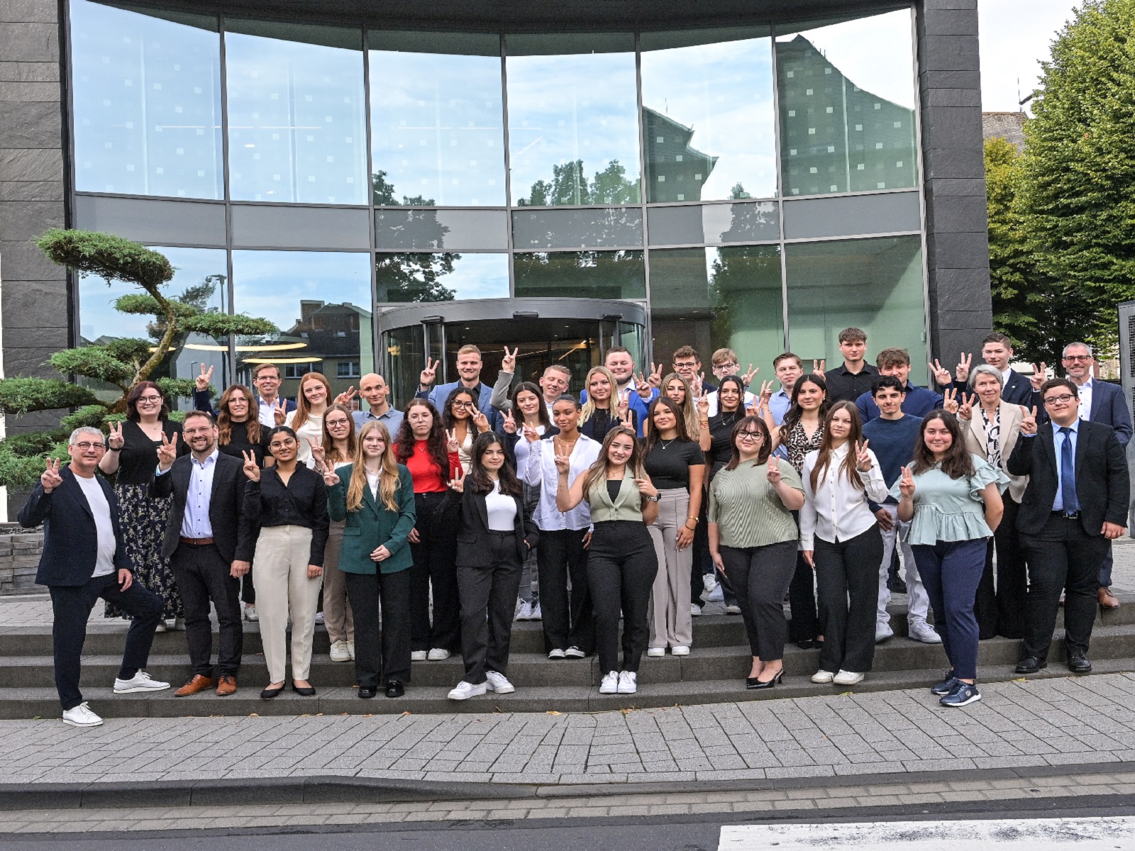 Der Vorstand der VR Bank RheinAhrEifel eG als auch die Ausbildungsverantwortlichen freuen sich ber die neuen Kollegen, die ihre Ausbildung zum 1. August beginnen. (Foto: Peter Seydel)