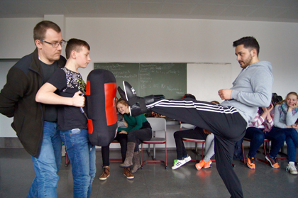 Von links: Ralph Kohlhaas (Die Brcke e.V.), Jona Fahrenhorst (Klasse 7c) und Yakup Culha (Judo-Vereinigung Siegerland, Trainer in der Kickboxabteilung). Foto: Schule