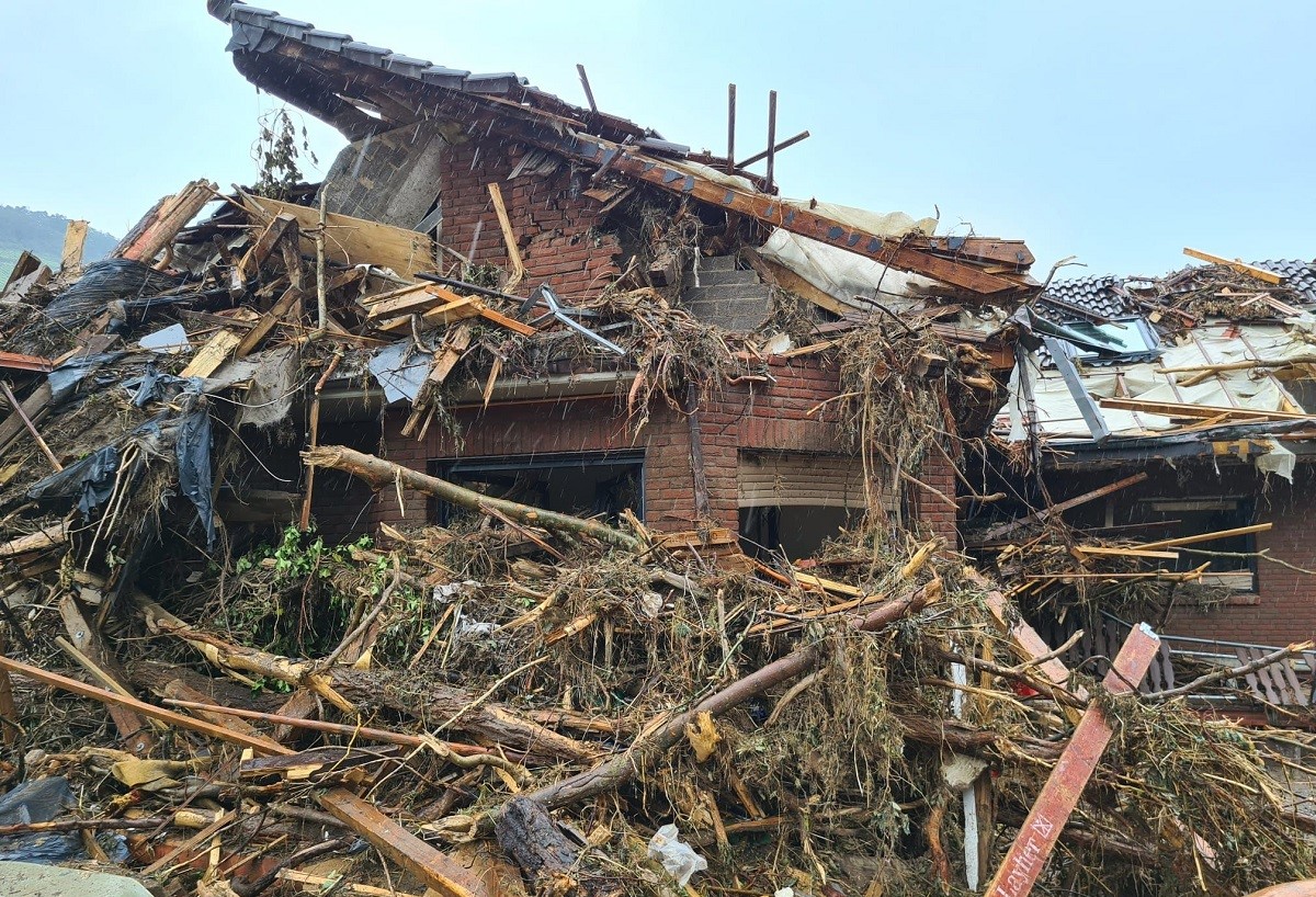 Ein Einfamilienhaus kurz nach der Flut. (Foto: Bildarchiv Solidaritt in der Not e.V.)