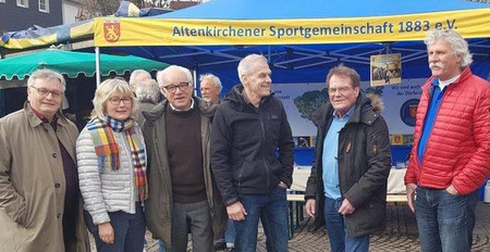 Karlheinz Bachmann (rechts) von der ASG freute sich ber jeden Besuch, auch ber den von Brgermeister Fred Jngerich (3. v. r.). (Foto: Verbandsgemeinde Altenkirchen) 