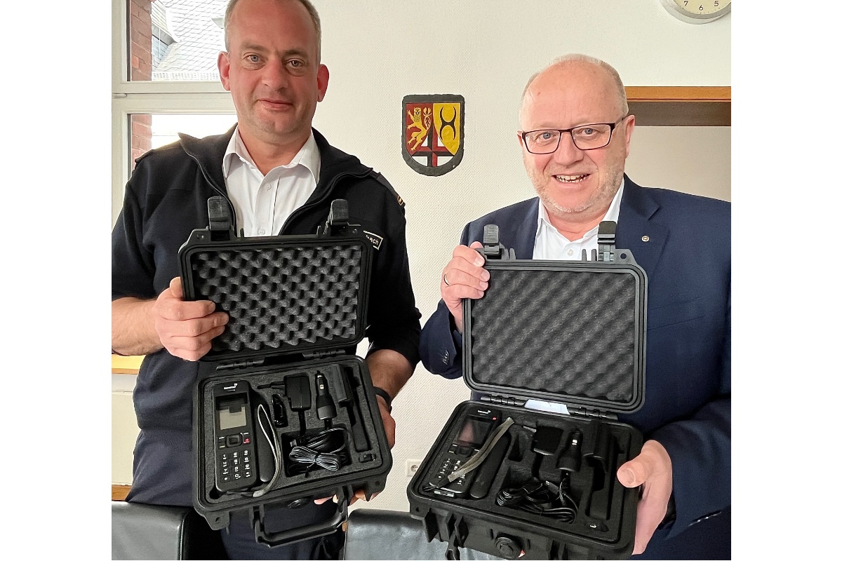 BKI Ralf Schwarzbach (l.) Landrat Dr. Peter Enders haben zwei der insgesamt vier Satellitentelefone erhalten. (Foto: Kreisverwaltung/Thorsten Stahl)