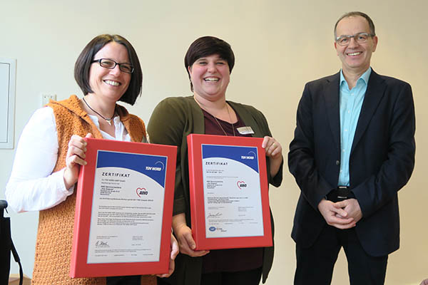 Frau Tnnes, Nadine Grnewald und Andreas Zels bei der Zertifikatsbergabe. Fotos: Alte Glaserei