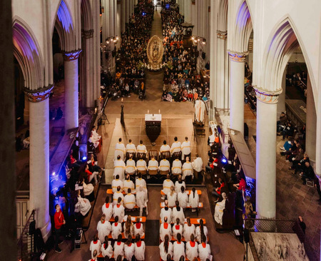 Die Aussendung des Altenberger Lichts im Altenberger Dom. (Foto: Aktionskreis Altenberger Licht)