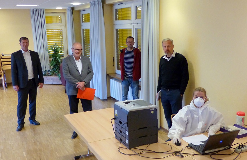 Im Brgerhaus Mudersbach-Birken gibt es eine regelmige Infektsprechstunde. Arzthelferin Sandra Klippstein und Alexander Herweg (von rechts) von der Praxisgemeinschaft Poststrae 7 informierten Dr. Volker Thielmann von der Kirchener Gemeinschaftspraxis, Landrat Dr. Peter Enders und Brgermeister Maik Khler. (Foto: Kreisverwaltung Altenkirchen)