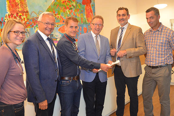 Von links: Dr. Mandy Kliemann, Achim Hallerbach, Dr. Andreas Zimmermann, Erwin Rddel, Bernd Wenig und Matthias Haas in den neuen Praxisrumen in Asbach.