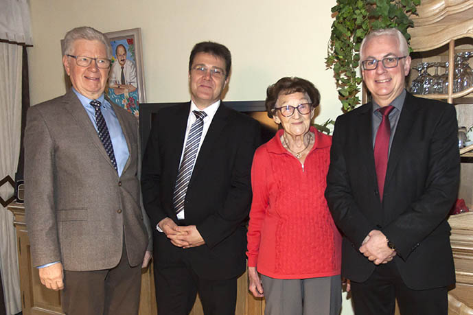 Von links: Kreisbeigeordneter Werner Wittlich, Ortsbrgermeister Volker Otto, das Geburtstagskind Anneliese Velten und Brgermeister Volker Mendel. Foto: Wolfgang Tischler