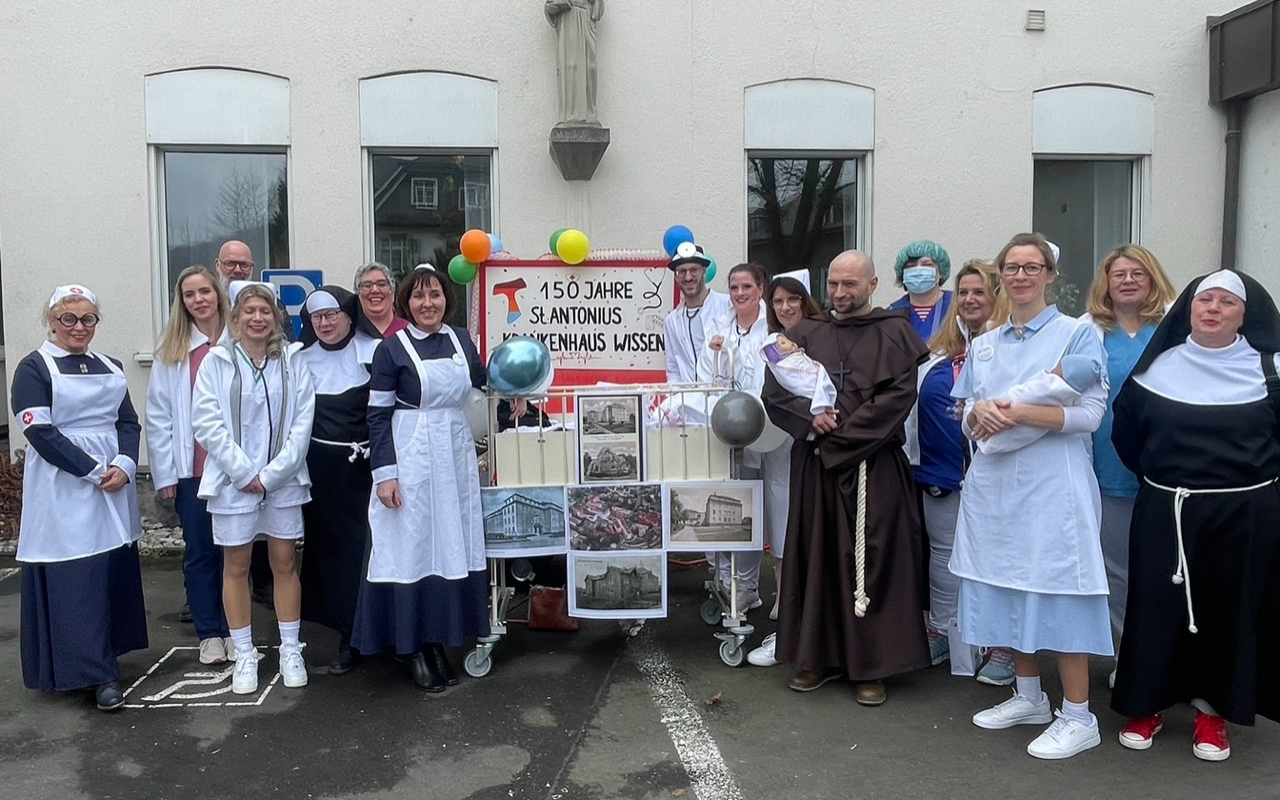 Fertig fr den groen Veilchendienstagsumzug in Wissen. Das Motto 150 Jahre St. Antonius-Krankenhaus in Wissen. (Fotos: KathaBe)
