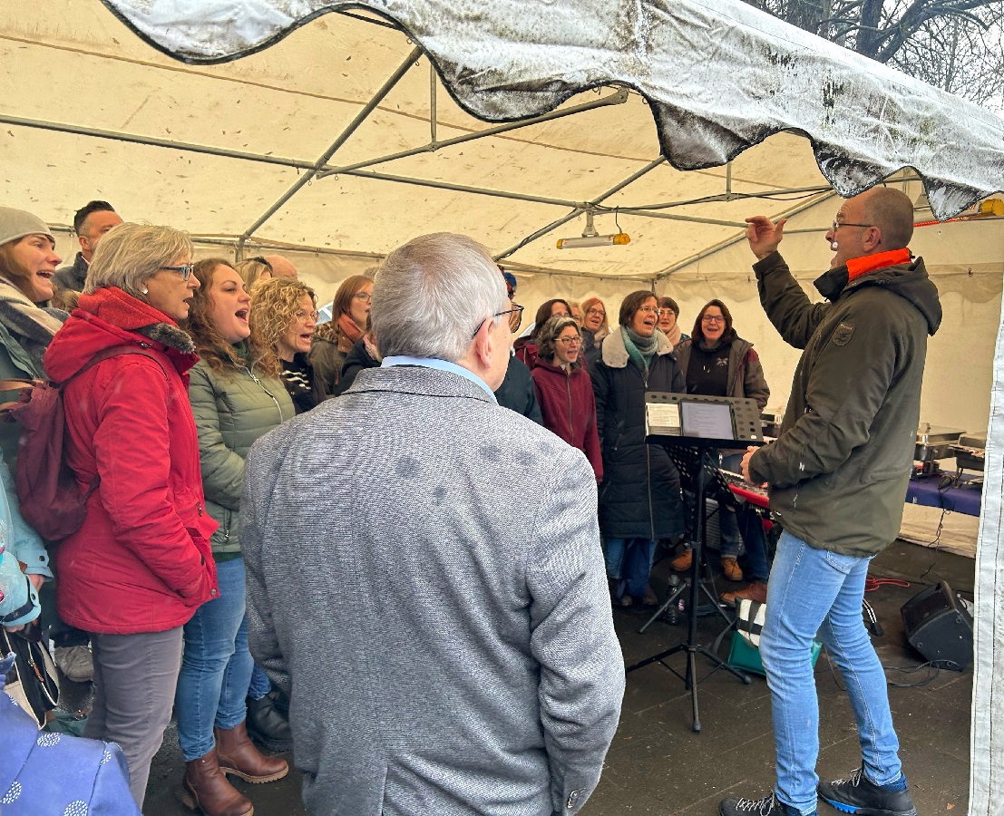 Gemeinschaft, Gesang und gutes Essen: Bei der Weihnachtsfeier im Caf Patchwork an Heiligabend verlebten die Menschen ein paar glckliche Stunden. (Fotoquelle: Diakonie Sdwestfalen)