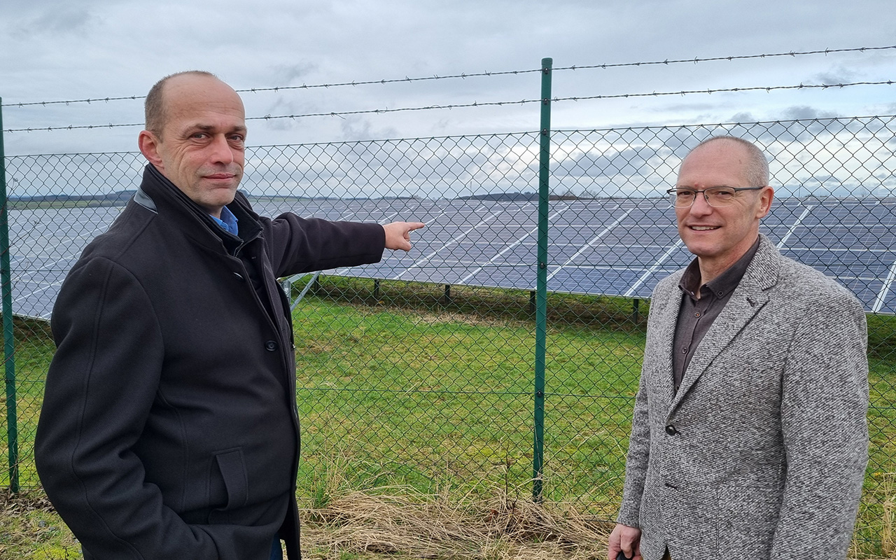 Alexander Buda und Jrgen Schmied am Beispiel einer PV-Freiflchenanlage. (Foto: Jrgen Schmied)