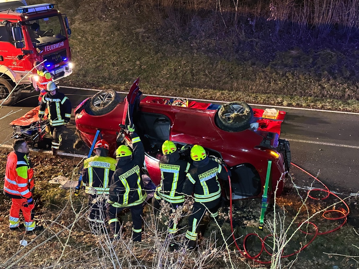 Das Dach des Pkws musste zur Rettung entfernt werden. (Foto: Niklas Mohr/Feuerwehren VG Westerburg)