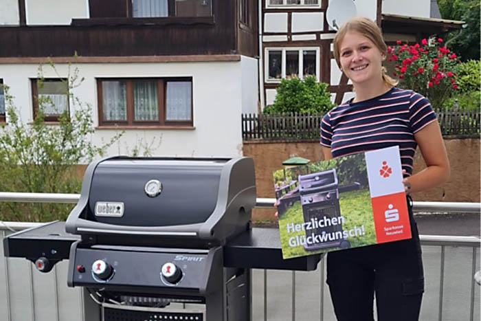 Glckliche Gewinnerin freut sich ber Premium Grill 