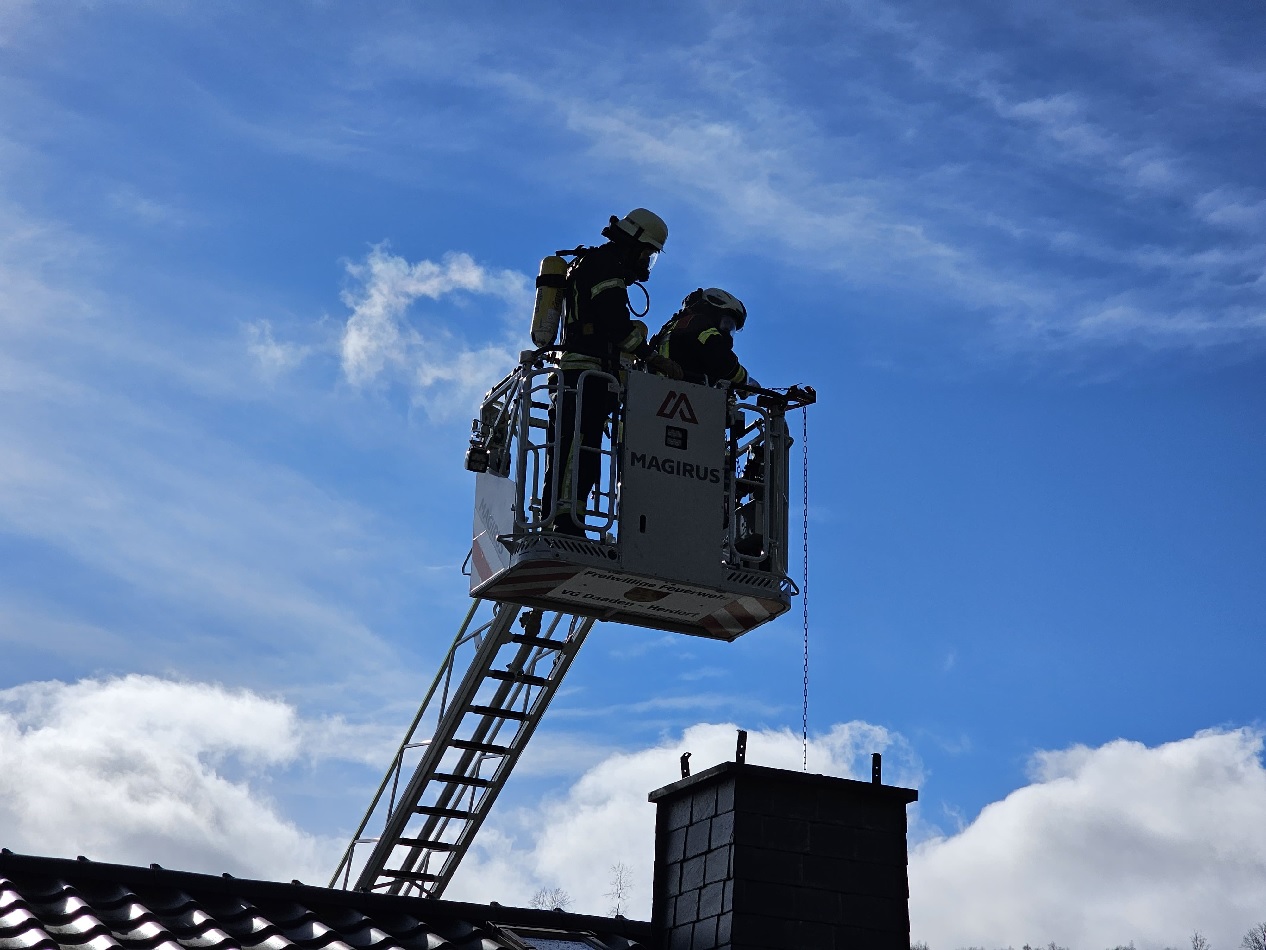 30 Feuerwehrleute lschen Kaminbrand in Emmerzhausen