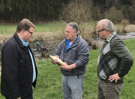 Die CDU-Landtagsabgeordneten Ralf Seekatz (links) und Dr. Peter Enders (rechts) lieen sich von Manfred Fetthauer Arbeitsgemeinschaft (ARGE) Nister ber das Projekt Bioeffekt informieren. (Foto: PR) 