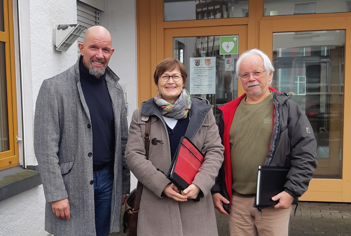 Von rechts: Geo Hillen und Dorothee Hermes-Malmedie, beide von der Flchtlingshilfe Flammersfeld e.V., Matthias Schmidt, stellvertretender Fachbereichsleiter Soziales & Generationen (Foto: VG Altenkirchen-Westerwald)