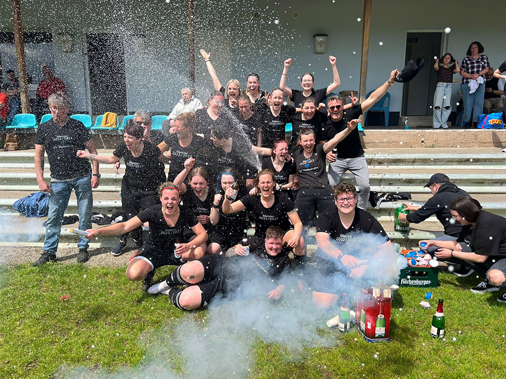 berschumende Freude nach dem letzten Spiel. Die Frauen des SV Blau-Wei Hellenhahn-Schellenberg feiern standesgem ihren Erfolg. Foto: Verein