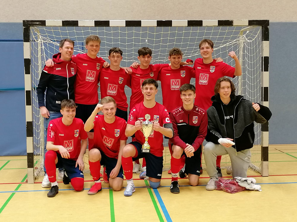 A-Junioren  Rheinlandpokalsieger SG Altenkirchen/Neitersen. Hinten v.l.: Trainer Michael Boll, Jan Hollerbach, Alex Luis Hntner, Samuel Henrichs, Tom Etzbach, Max Phillip Szapinski; vorn v.l.: Levin Klein, Leon Ritz, Sebastian Rossbach, Paul Hassel, Jean Maxime Mager. Foto: JSG Altenkirchen