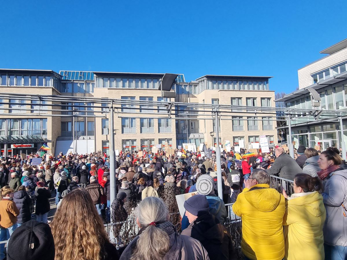 Proppenvoll war der Altenkirchener Schlossplatz bei der Kundgebung am frhen Sonntagnachmittag. (Fotos: vh)