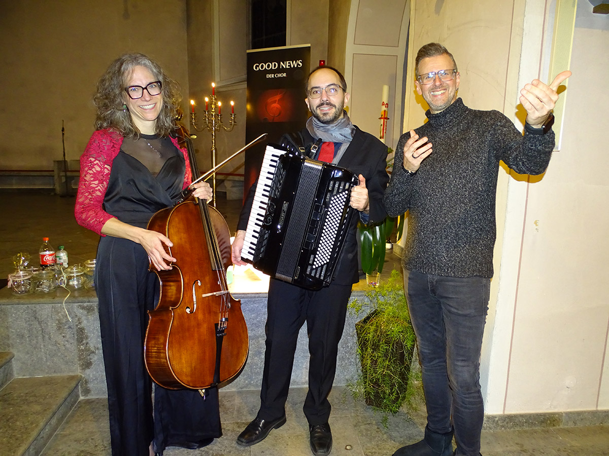 Hier liefen die Fden beim Adventskonzert zusammen, v.l.: Judith Dietz (Cello), Benjamin Kstner (Klavier und Akkordeon), Marco Herbert (Chorleiter). Fotos: Willi Simon