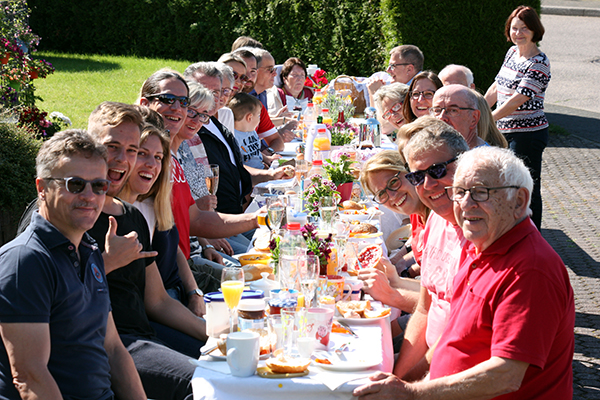 Beim gemeinsamen Frhstck konnte man sich austauschen. Foto: Pivat 