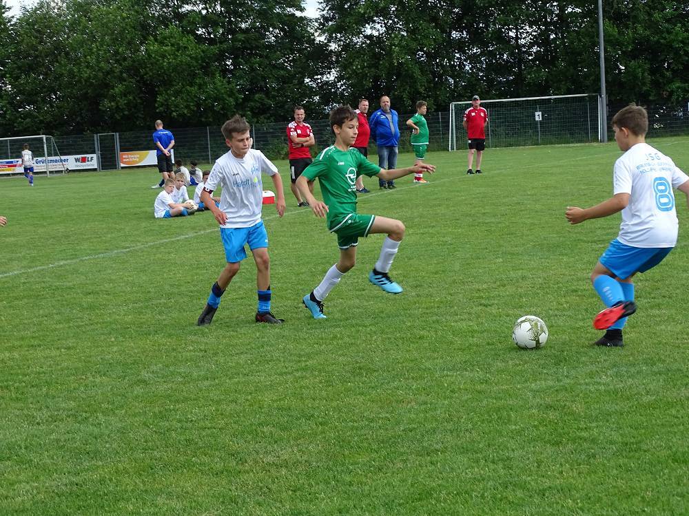 Mit Feuereifer dabei. Spielszenen vom Jugendturnier in Alpenrod. Fotos: 1 bis 3, Willi Simon, 4 und 5, JSG Alpenrod.