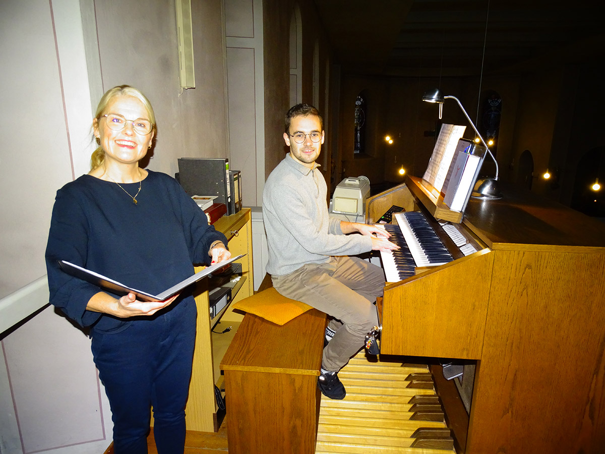 Sandra Burth (Gesang) und Max Burth (Orgel) brachten Freude und Frohsinn in die Herzen der Konzertbesucher. (Foto: Willi Simon)