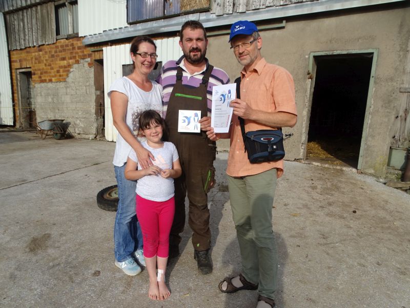 Familie Lang und Frank Ebendorff vom NABU Rennerod auf dem Berghof. Fotos: NABU