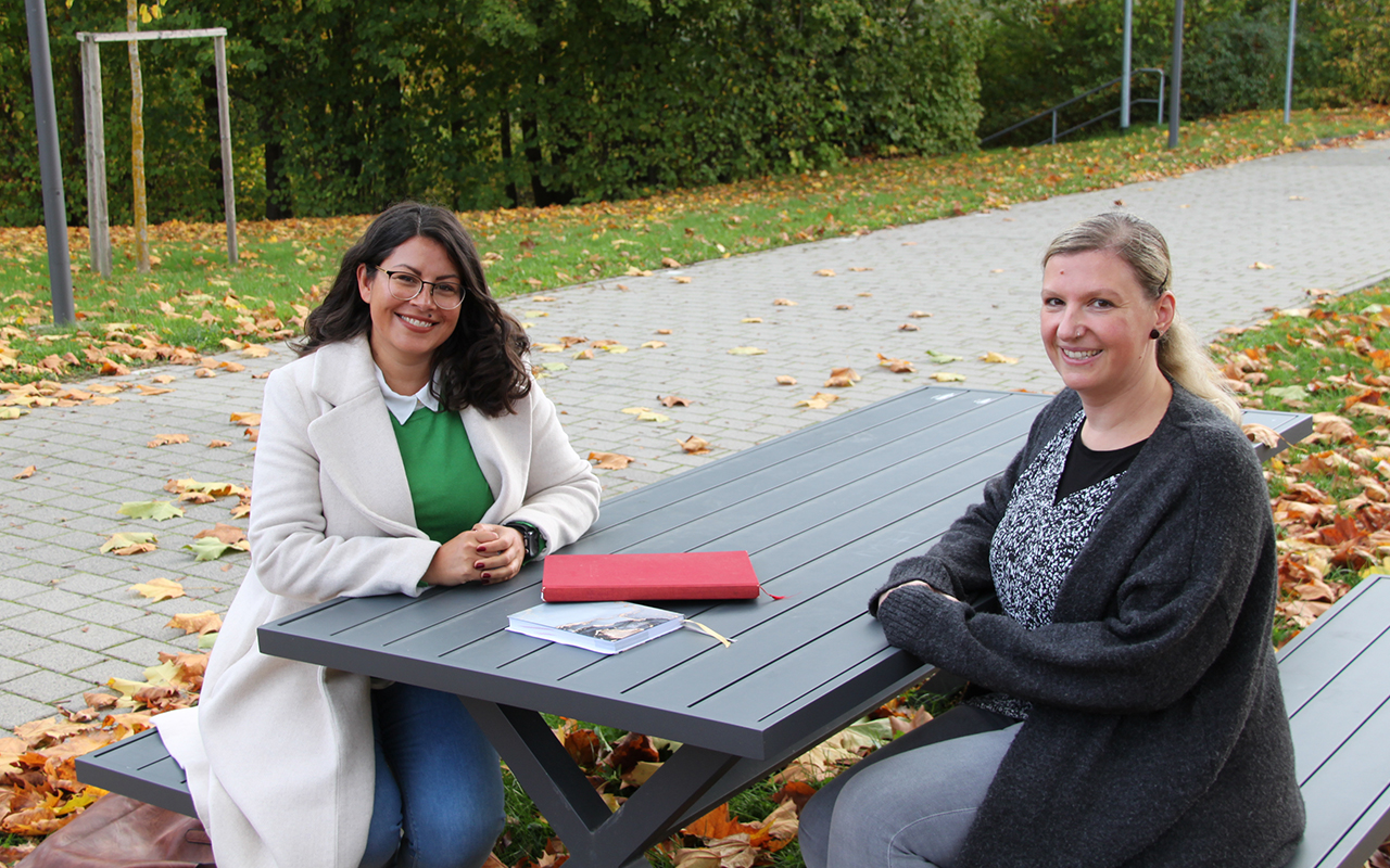 Marianela Schrer (links), Katholischen Familienbildungssttte Westerwald/Rhein-Lahn und Kristin Andree (rechts), Netzwerkkoordinatorin der Kreisverwaltung, freuen sich ber die Untersttzung fr junge Familien durch das Aktionsprogramm "Aufholen nach Corona. (Foto: Kreisverwaltung)
