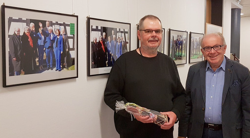 Die Steinmeier-Fotos wurden von Heinz-Gnter Augst (Rott, links)) zur Verfgung gestellt. Rolf Schmidt-Markoski, Erster Beigeordneter der Verbandsgemeinde Flammersfeld, dankte jetzt dem Fotografen und berreichte ihm ein kleines Prsent. (Foto: Verbandsgemeinde Flammersfeld)