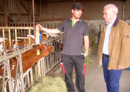 Landwirt Matthias Augst (links) sprach beim Hofrundgang mit MdL Heijo Hfer ber moderne und artgerechte Milchviehhaltung. Alle Tiere stammen aus eigener Aufzucht. 70 Prozent des Erfolges im Stall hngt vom Futter ab, erluterte der Landwirt. (Foto: Bro Heijo Hfer, MdL) 