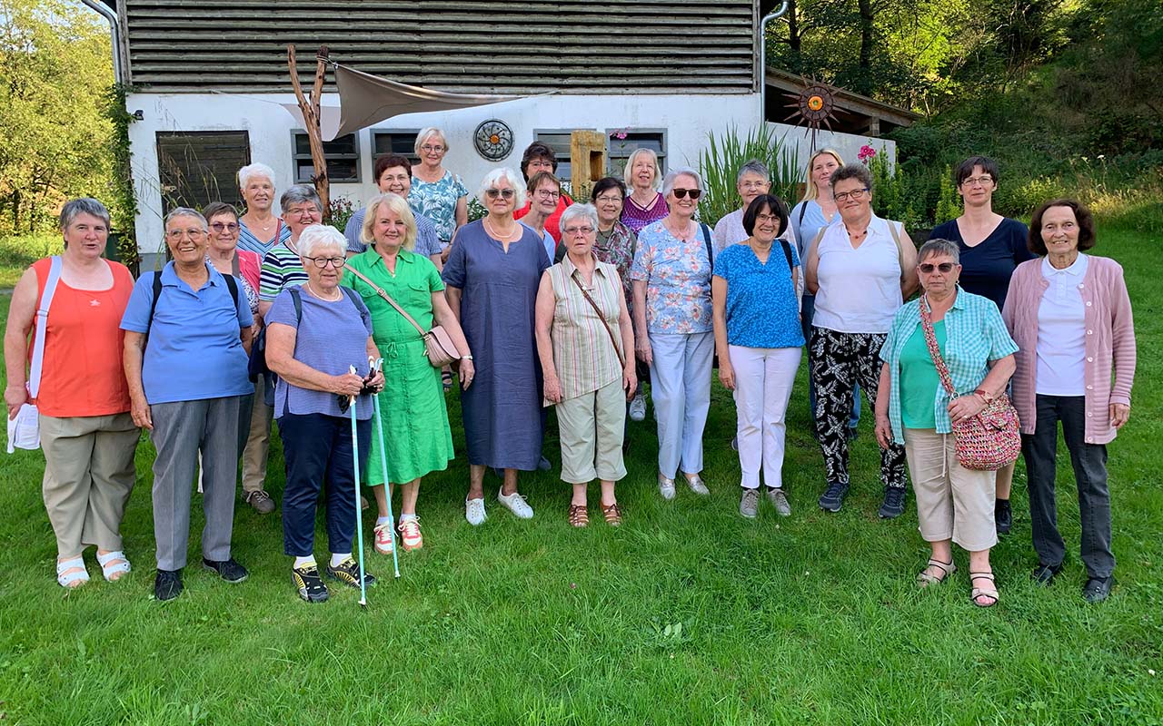 kfd Kirchen ging den "Weg der Achtsamkeit" in der Natur 