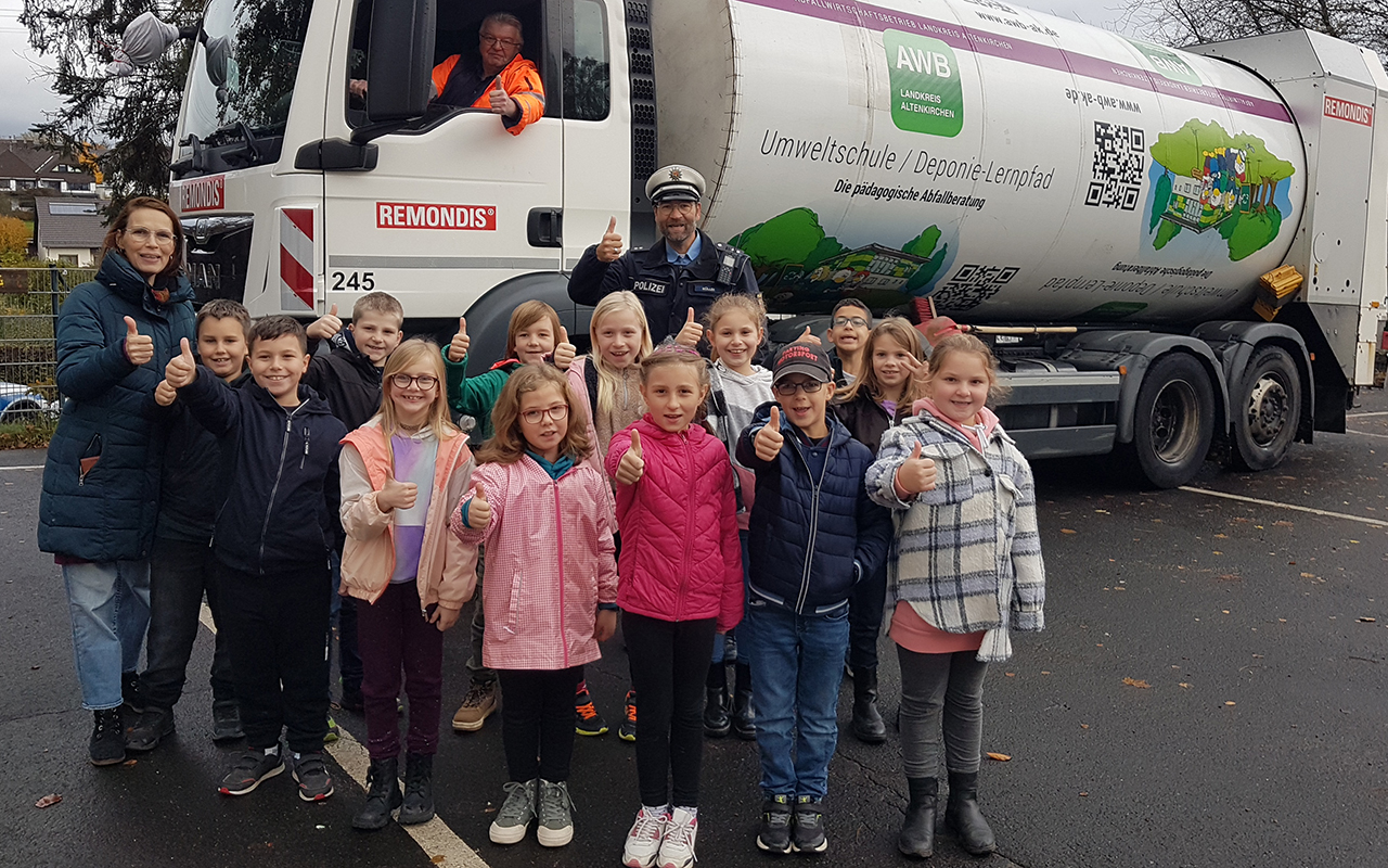 Die Kinder lernten das Gefahrenpotential von Lkws kennen. (Foto: AWB Landkreis Altenkirchen)
