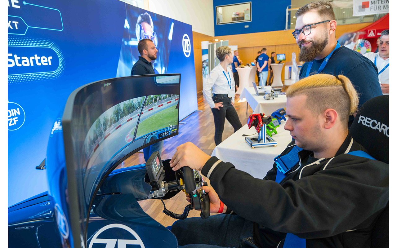 Die jungen Besucher der Messe konnten mit einem Rennsimulator "fahren". (Foto: Holger Schild)