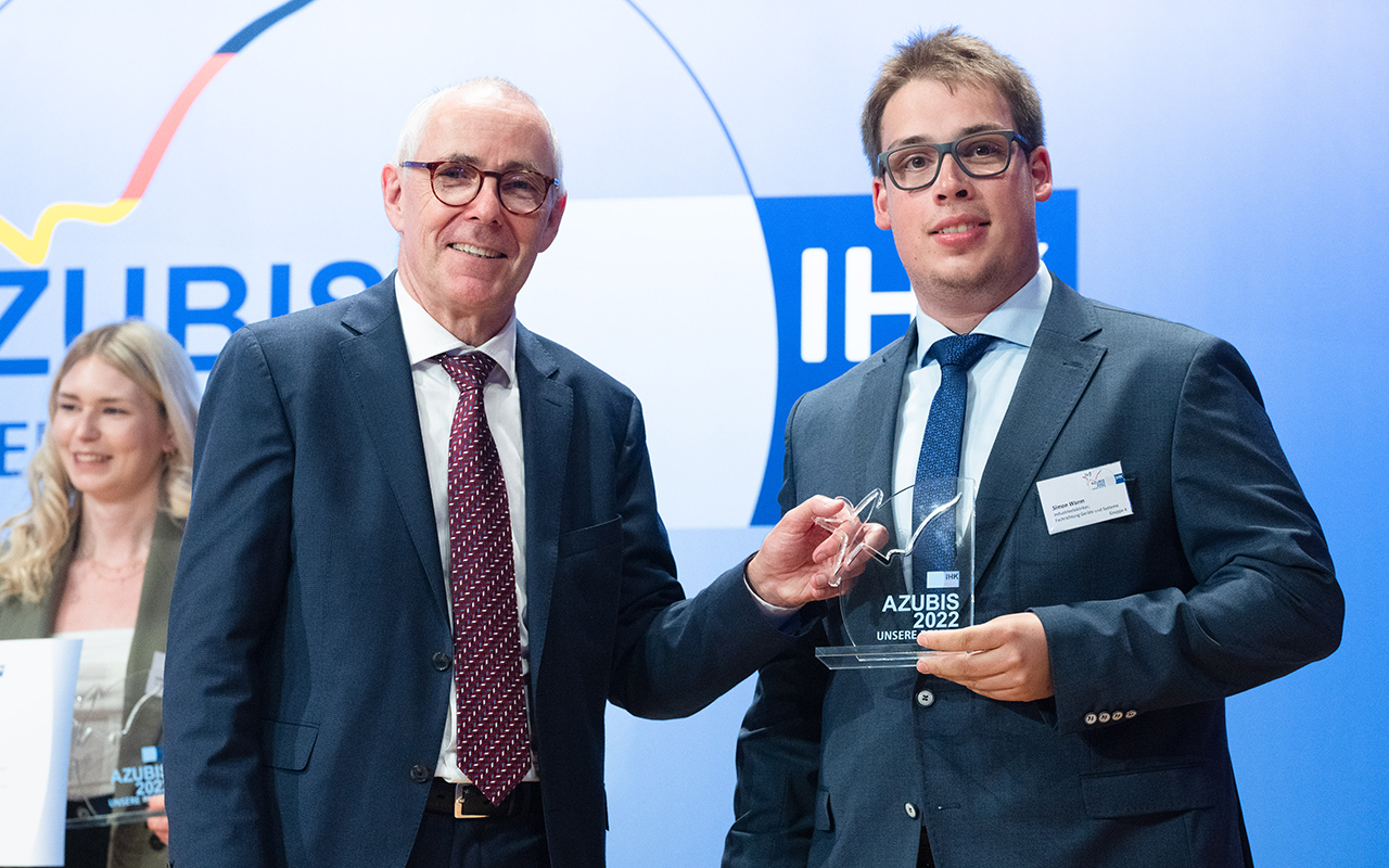 Peter Adrian, Prsident der Deutschen Industrie- und Handelskammer, gratuliert Simon Wurm von der Wirtgen GmbH zu seiner Auszeichnung. (Foto: DIHK/Jens Schicke)
