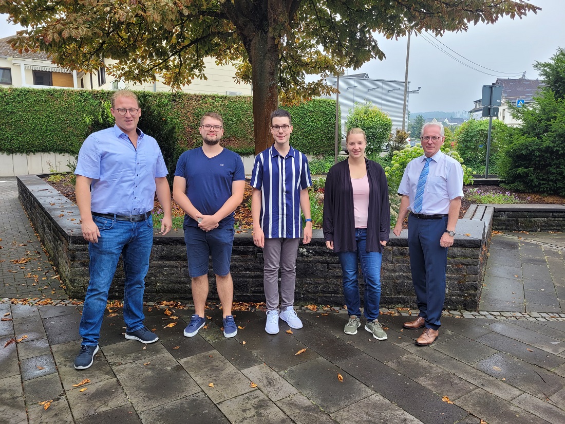 Von links: Broleiter Philipp Rasbach, Lukas Kleinfeld, Leon Schick, Franziska Kruft, Brgermeister Volker Mendel. (Foto: privat)