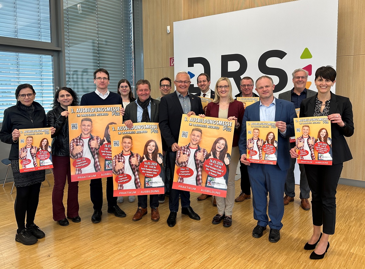 Landrat Achim Hallerbach, Oberbrgermeister Jan Einig, IHK-Regionalgeschftsfhrerin Kristina Kutting und die Leiterin der Agentur fr Arbeit Neuwied, Stefanie Adam, freuen sich mit den weiteren Vertretern der Fachkrfteallianz auf eine gute Resonanz der AusbildungsmessePlus am 16. Mai in David-Roentgen-Schule und Alice- Salomon-Schule Neuwied. (Foto: Thomas Herschbach)