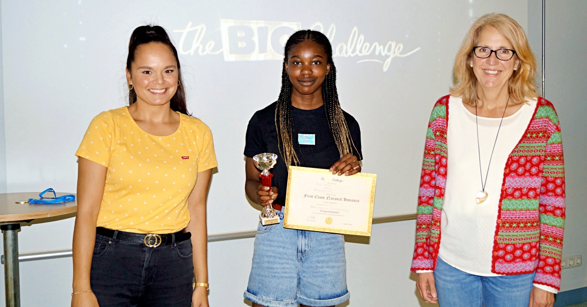 Amanda Mielcarek, Favour Idahosa und Andrea Brambach-Becker bei der Preisbergabe. (Foto: Diana Hedwig)