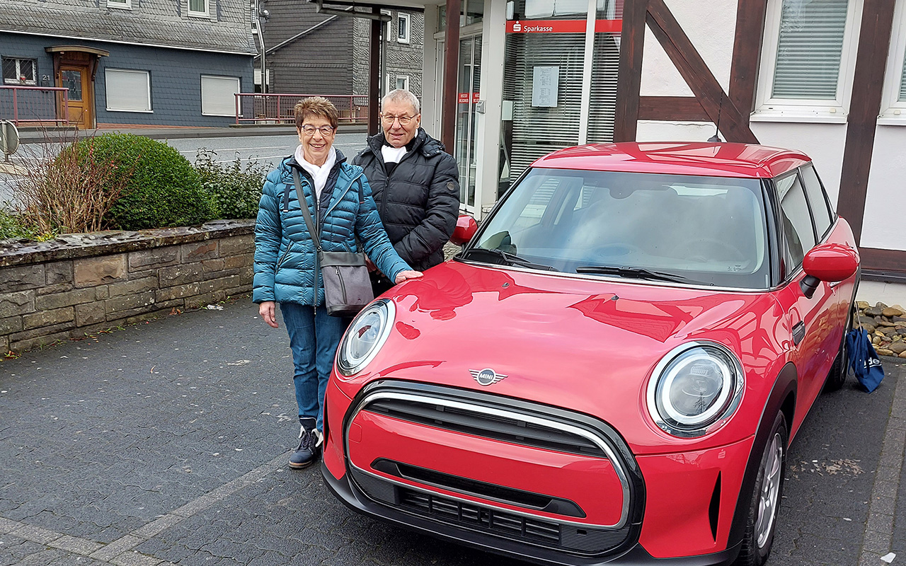 Die glcklichen Gewinner Georg und Monika Br neben ihrem neuen Mini One. (Foto: Sparkasse)