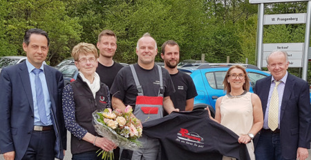 Seit 40 Jahren steht der Name Prangenberg fr zuverlssigen Service rund ums Auto: Dazu gab es Glckwnsche: (von links) Horhausens Ortsbrgermeister Thomas Schmidt, Annelie Prangenberg, Mitarbeiter Michael Gramsch, Achim Prangenberg, Mitarbeiter Dennis Mandel, Anja Prangenberg und Rolf Schmidt-Markoski, Erster Beigeordneter der Verbandsgemeinde Flammersfeld. (Foto: privat) 