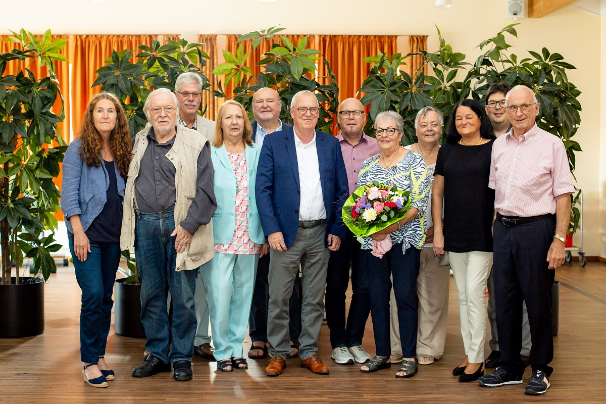 Prsidiumsvorsitzender Fredi Winter (Mitte) und seine beiden Stellvertreter Arno Jacobi und Beate Dietl (rechts davon) mit weiteren Prsidiumsmitgliedern, Mitarbeitern und Gsten der Kreiskonferenz. (Foto: Natalia Brez)