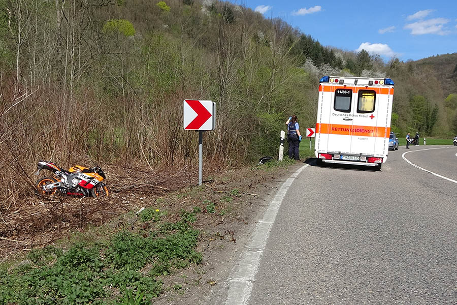 Schwerer Motorradunfall auf der B413 bei Bendorf-Sayn