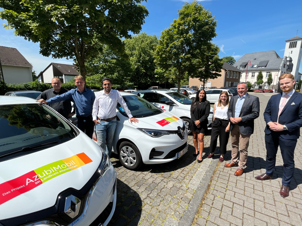 Gruppenbild mit "AzubiMobilen": (von links) Timo Brker (Werit), Lars Kober (Wirtschaftsfrderung Kreis Altenkirchen), Farzan Hassani (Werit), Ece Celik (Sparkasse Westerwald-Sieg), Fides Ottens (Wirtschaftsfrderung Kreis Altenkirchen) Ingo Etzbach und Lucas Hopp (beide Sparkasse Westerwald-Sieg). (Foto: Kreisverwaltung)