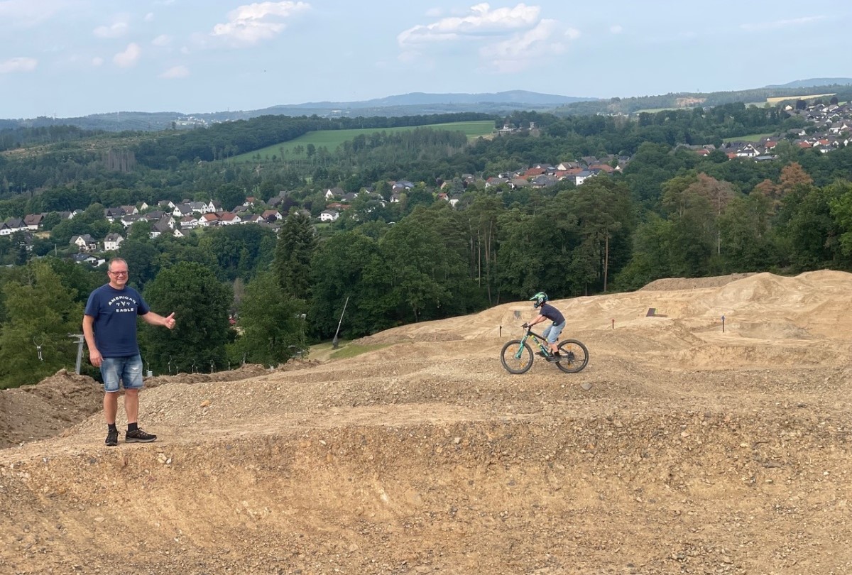 Frank Stver zeigt den Baufortschritt Bikepark am vereinseigenen Skihang. Nicht nur der Bike-Lift macht den neuen Bikepark (Erffnung Ende August) besonders attraktiv. (Fotos: KathaBe) 